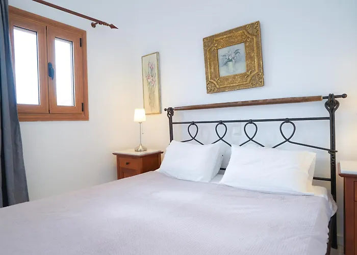 Fira Central Apartments With Veranda
